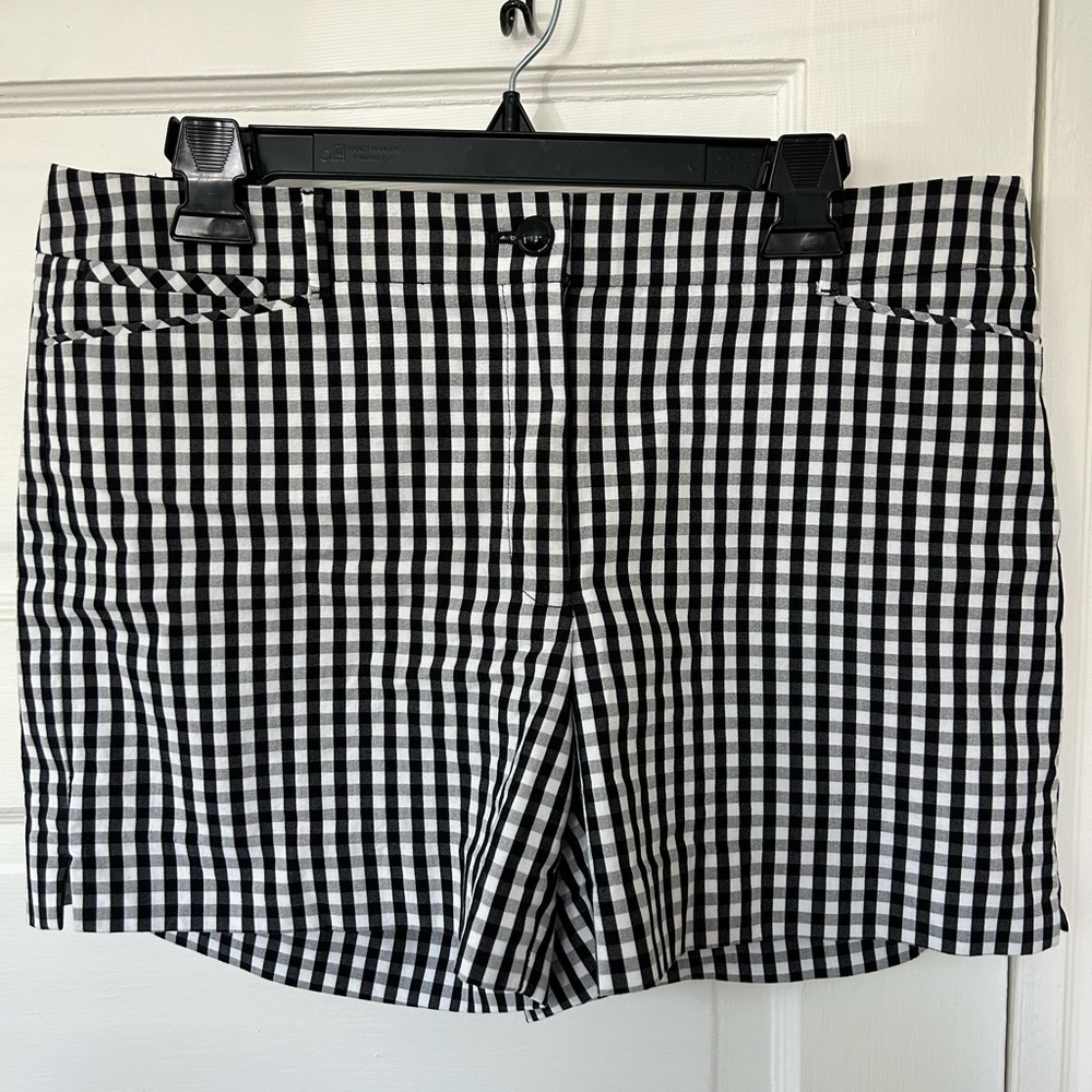 WHBM The 5” Short in Black and White Check